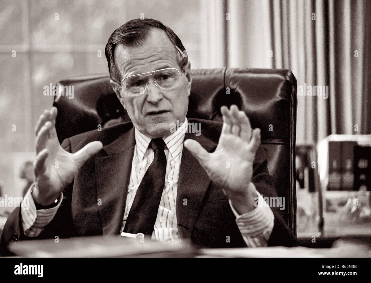 El presidente George H.W. Bush en su escritorio en la Oficina Oval de la Casa Blanca en 1989. (Foto por Michael Geissinger). Foto de stock