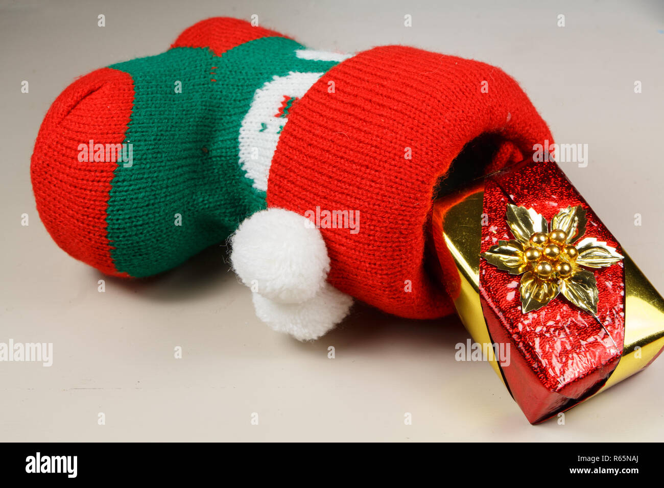 Rojo y verde arranca con un regalo de Navidad Foto de stock