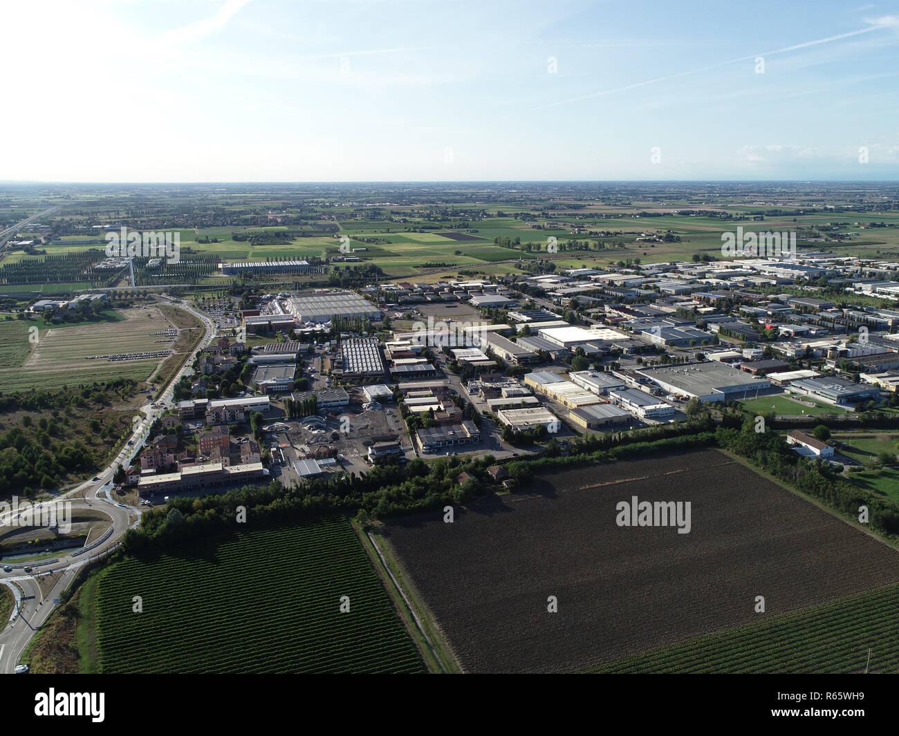 Vista aérea de la Mancasale distrito industrial y el recinto ferial de Reggio Emilia, Italia Foto de stock