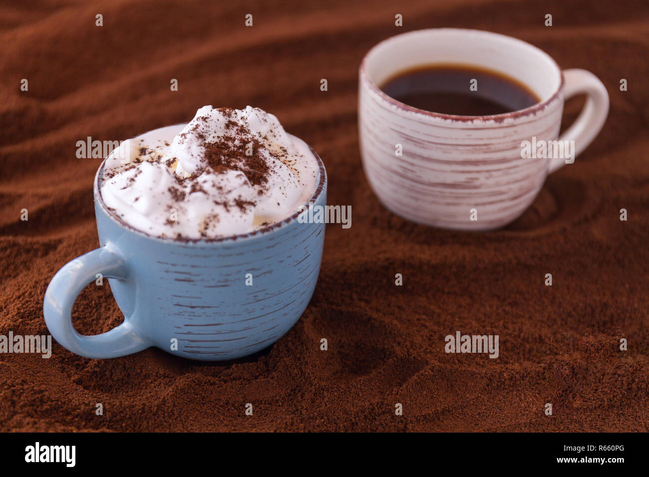 Primer plano de sabroso café y crema batida. Tazas sobre una mesa cubierta  con café molido Fotografía de stock - Alamy