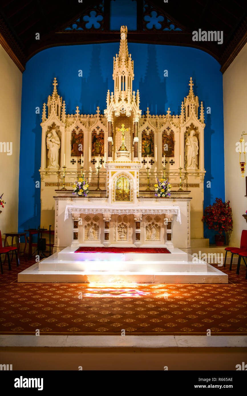 Iglesia de Escocia, una de las muchas velas de Thanksgiving, iluminado, el interior de la iglesia, el altar Fotografía de stock - Alamy Iglesia de Escocia, una de las muchas velas de Thanksgiving, iluminado, el interior de la iglesia, el altar Fotografía de stock - Alamy