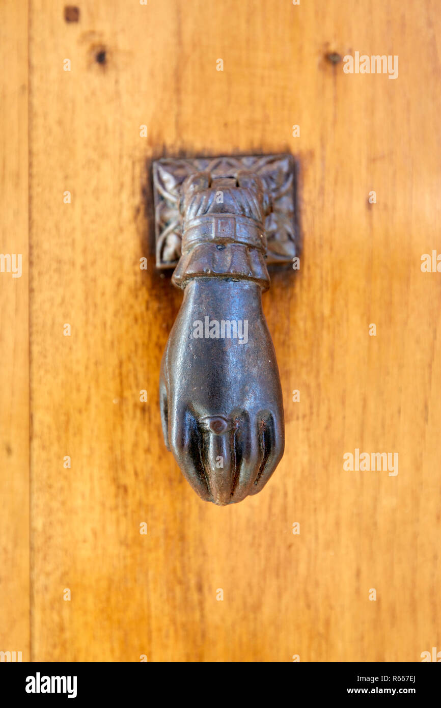 Martinete de puerta en puerta delantera, Guadalest, España, 2017 Foto de stock