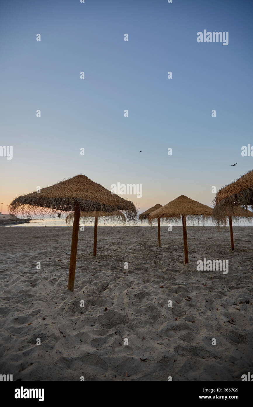 Sombrilla de paja en la playa de Calpe, Alicante, España 2017 Foto de stock