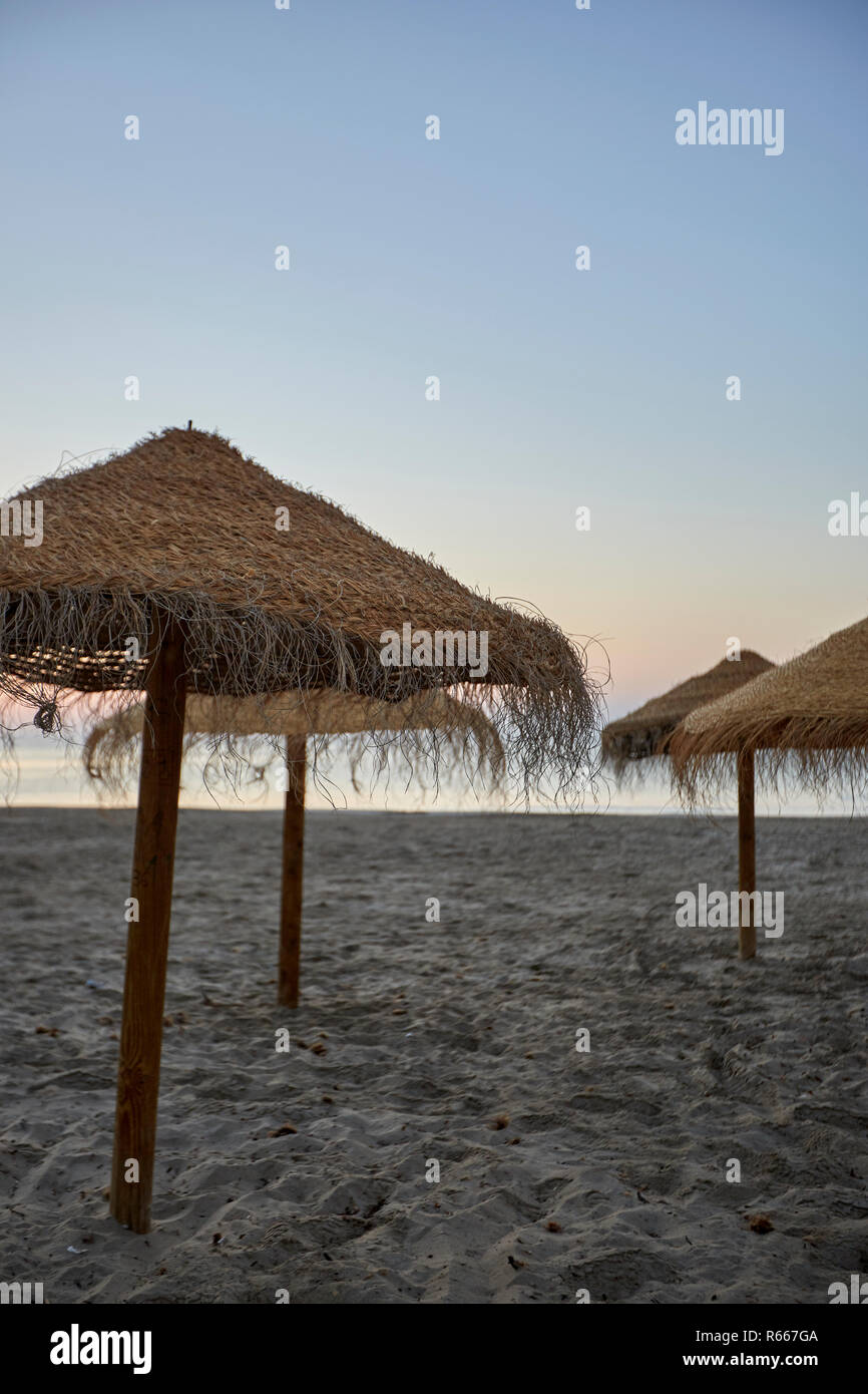 Sombrilla de paja en la playa de Calpe, Alicante, España 2017 Foto de stock