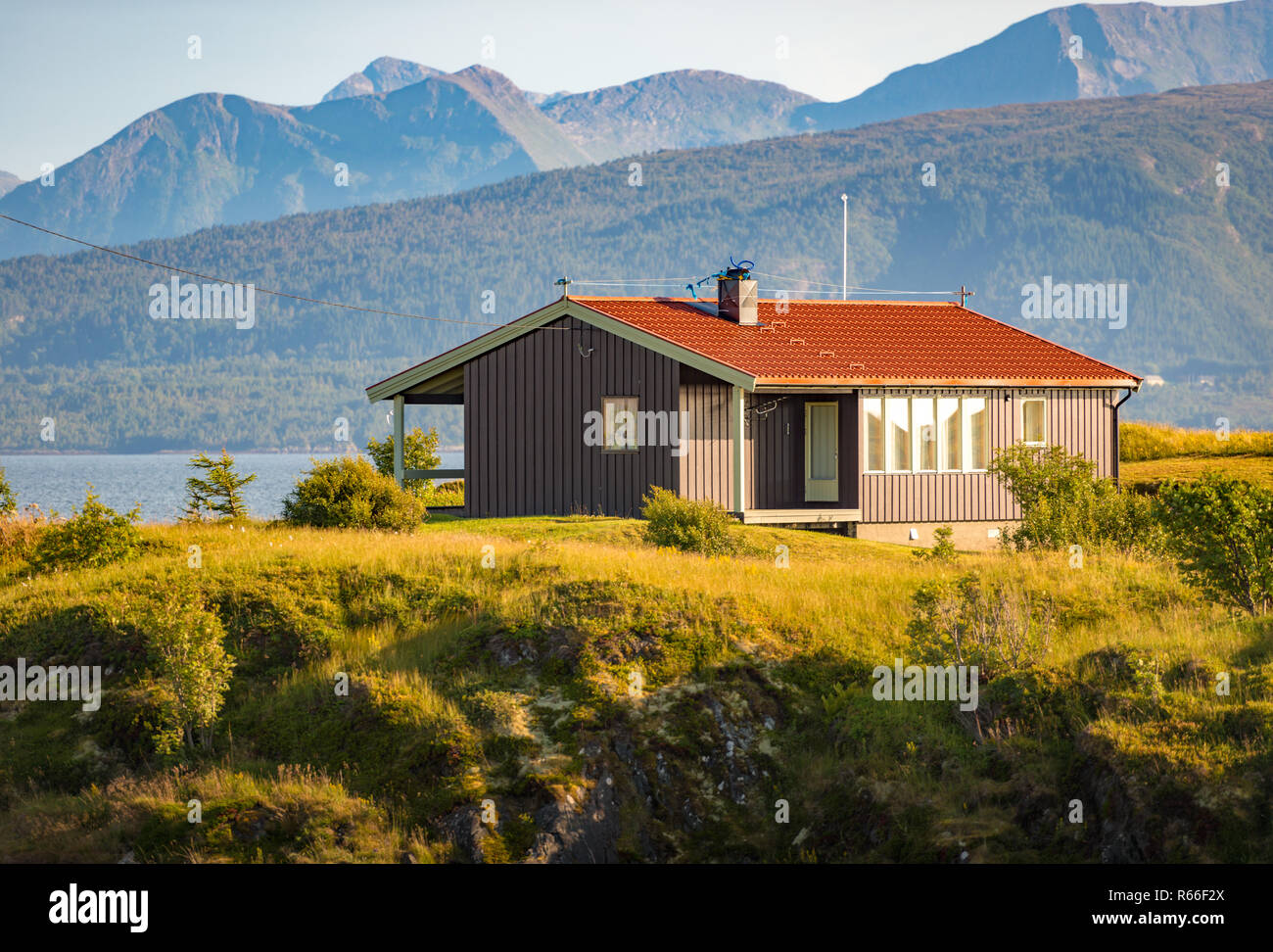 Casa en Noruega, Europa. Las montañas y el río. Foto de stock