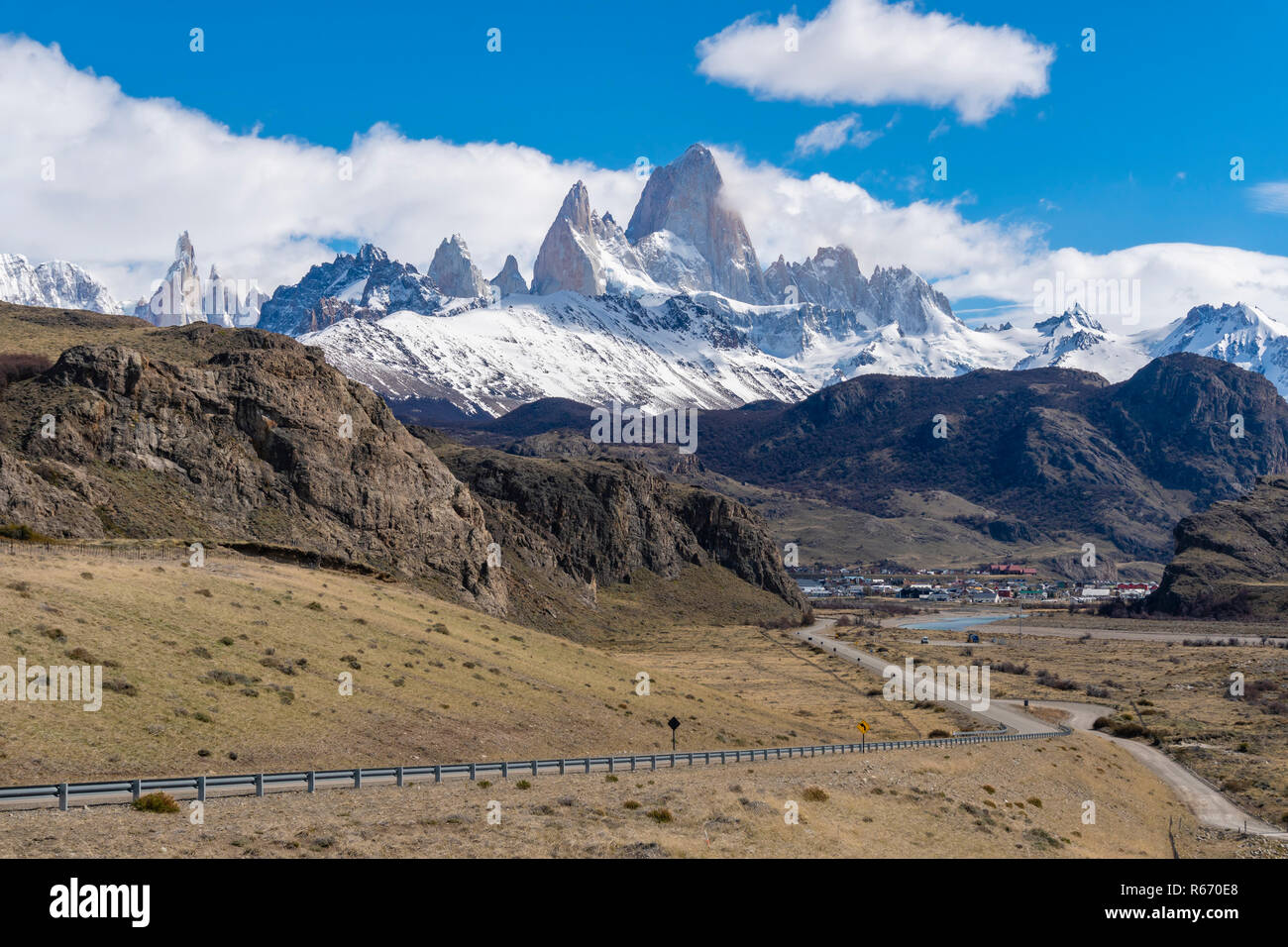 Monte Fitz Roy y el pueblo El Chalten en Argentina Foto de stock