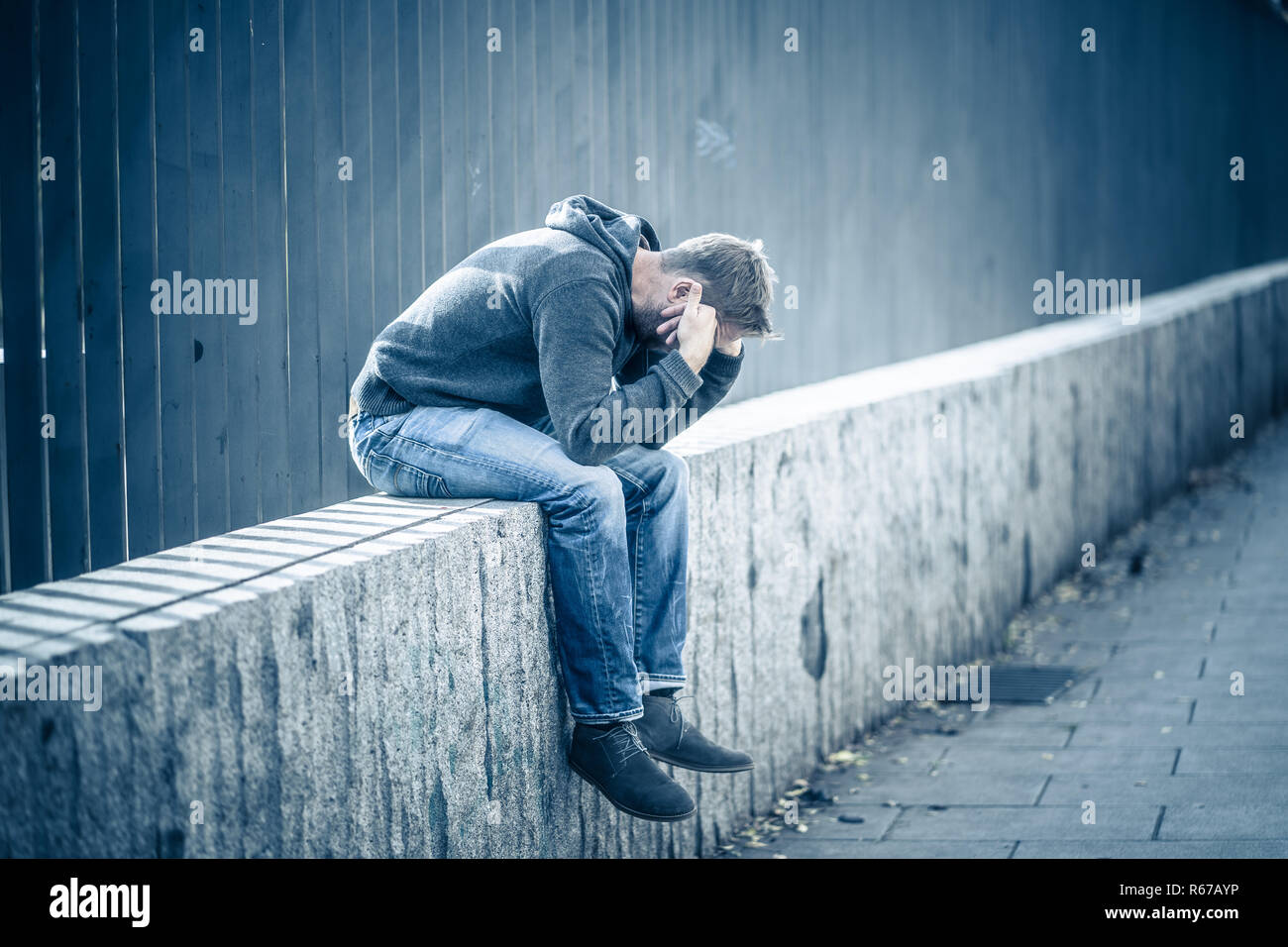 Hombres solos tristes fotografías e imágenes de alta resolución - Alamy