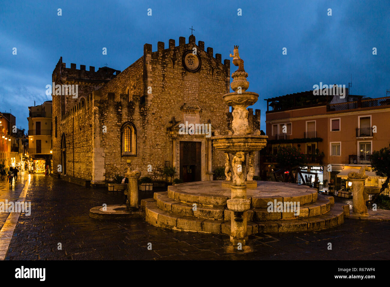 Piazza del Duomo al atardecer, Taormina, Sicilia, Italia Foto de stock