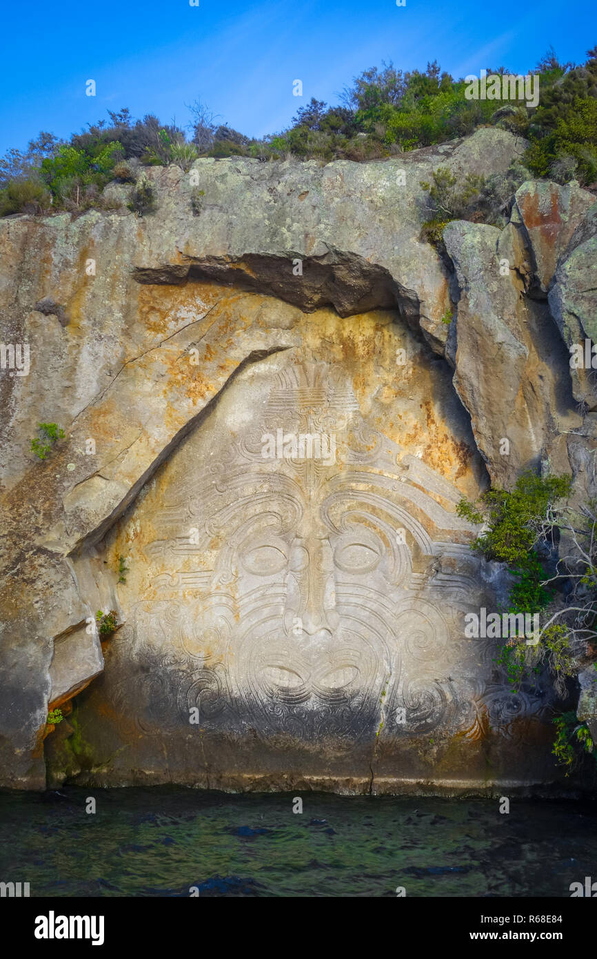Los maoríes las tallas de piedra, el Lago Taupo, Nueva Zelandia Foto de stock