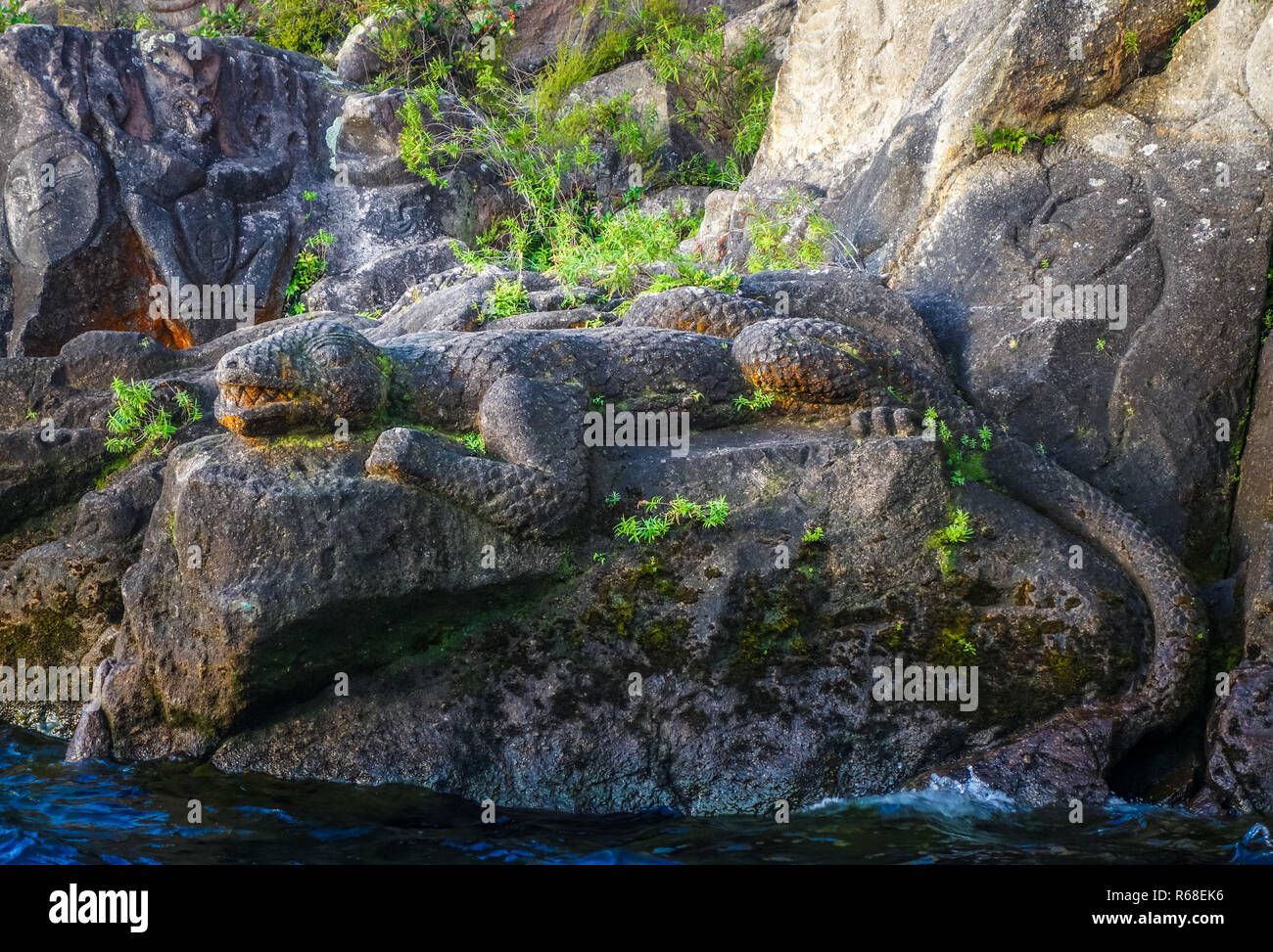 Los maoríes las tallas de piedra, un lagarto, el Lago Taupo, Nueva Zelandia Foto de stock