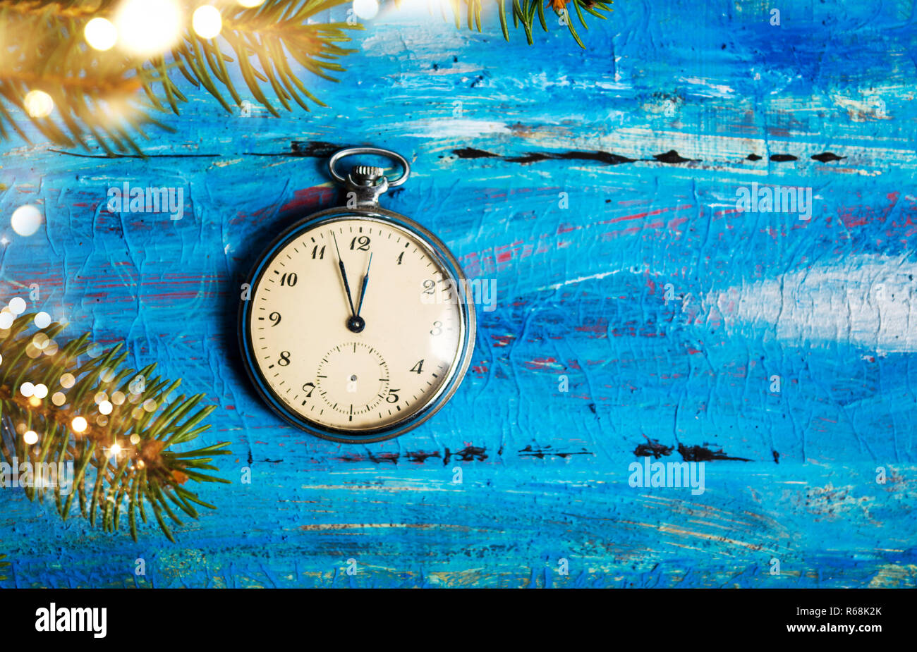 Reloj vintage y decoración de Navidad con espacio de copia Foto de stock