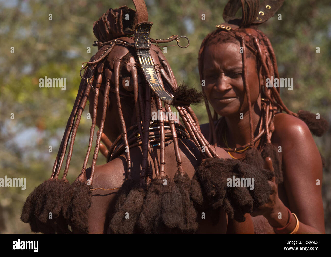 Tribu Himba mujeres bailando, en la provincia de Cunene, Oncocua, Angola Foto de stock