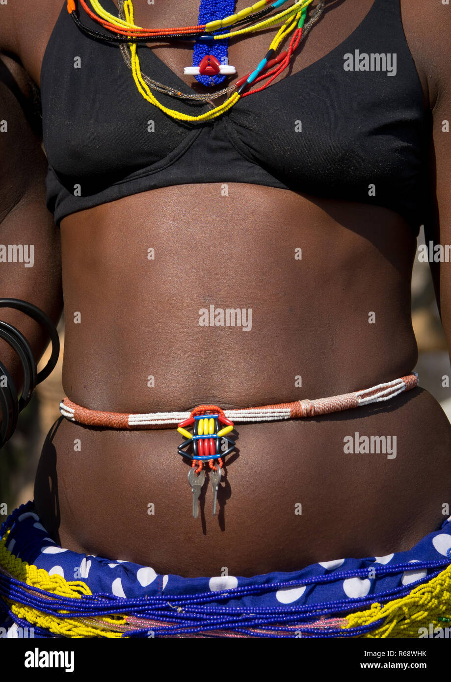 Vientre y traje de tribu Mudimba mujer, en la provincia de Cunene, Cahama, Angola Foto de stock