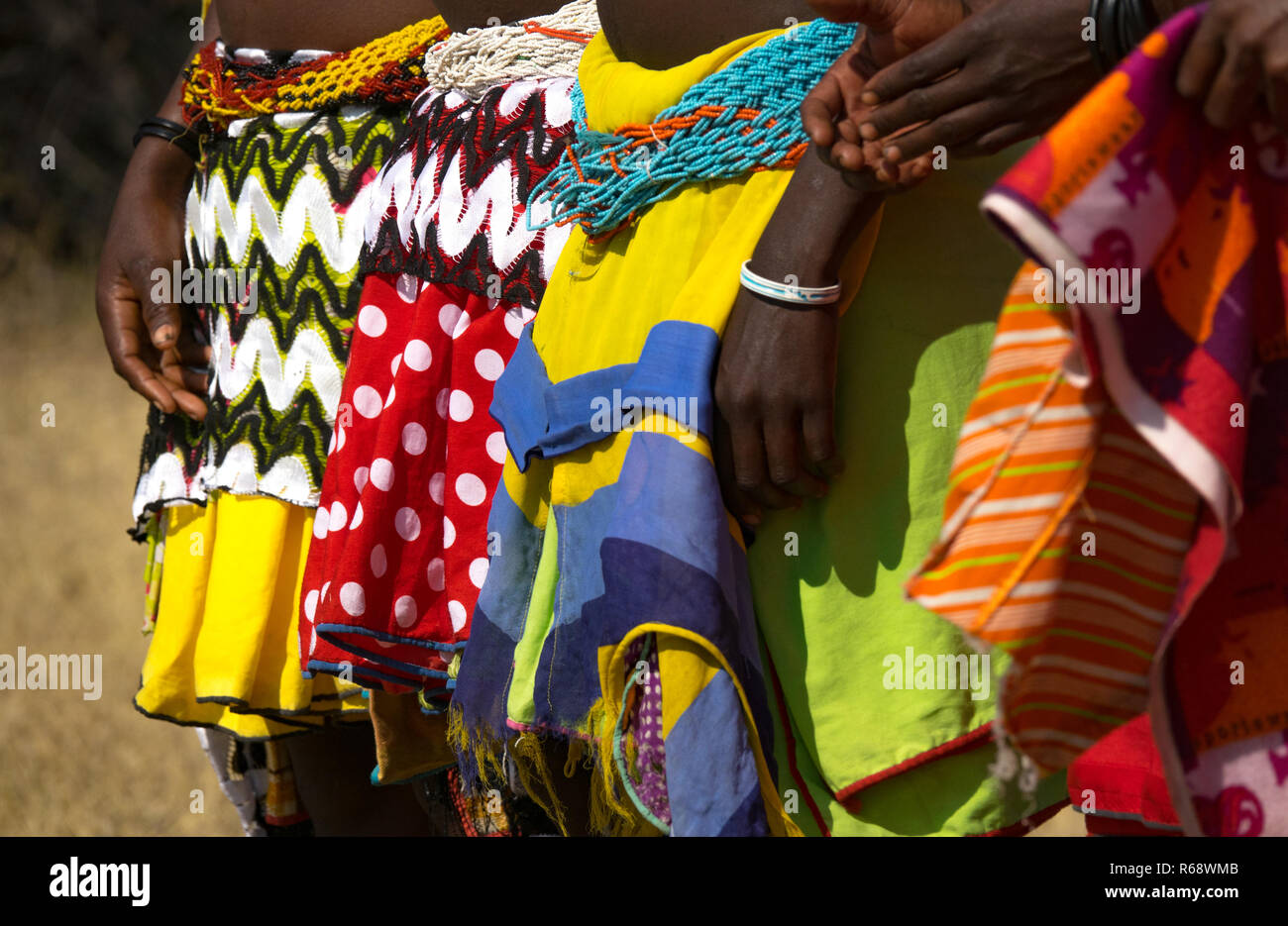 Tribu Mudimba mujeres vistiendo su traje tradicional, en la provincia de Cunene, Cahama, Angola Foto de stock