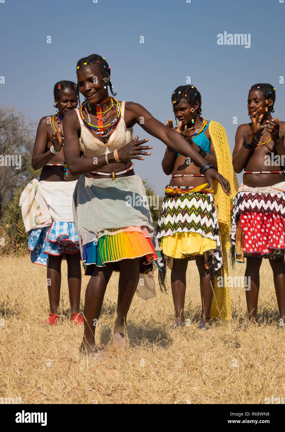 Tribu Mudimba mujeres bailando, en la provincia de Cunene, Cahama, Angola Foto de stock