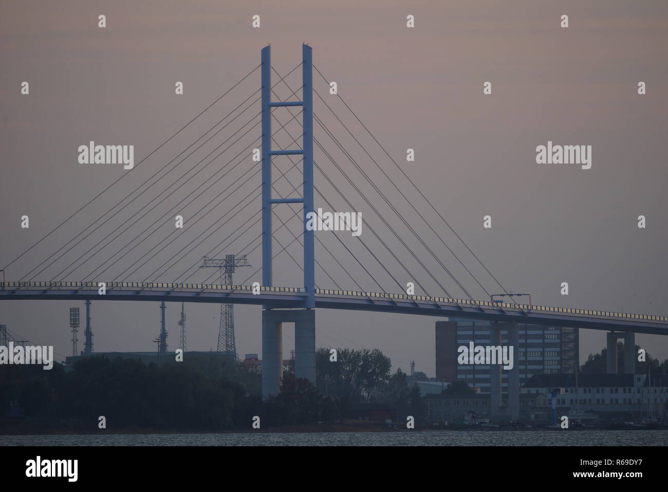 Admite Puente Rügen Stralsunder en la luz de la tarde Foto de stock