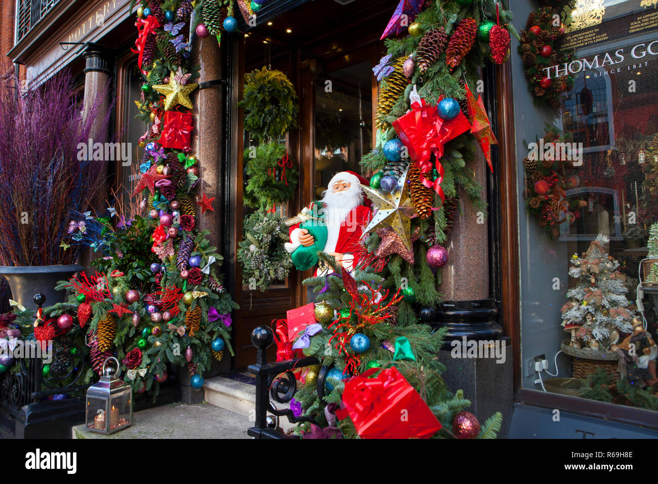 Londres, Reino Unido - 30 de noviembre 2018: Las tiendas, los restaurantes  y las casas están decoradas para Navidad en High Street, en la elegante  zona de Mayfair en CE Fotografía de stock - Alamy