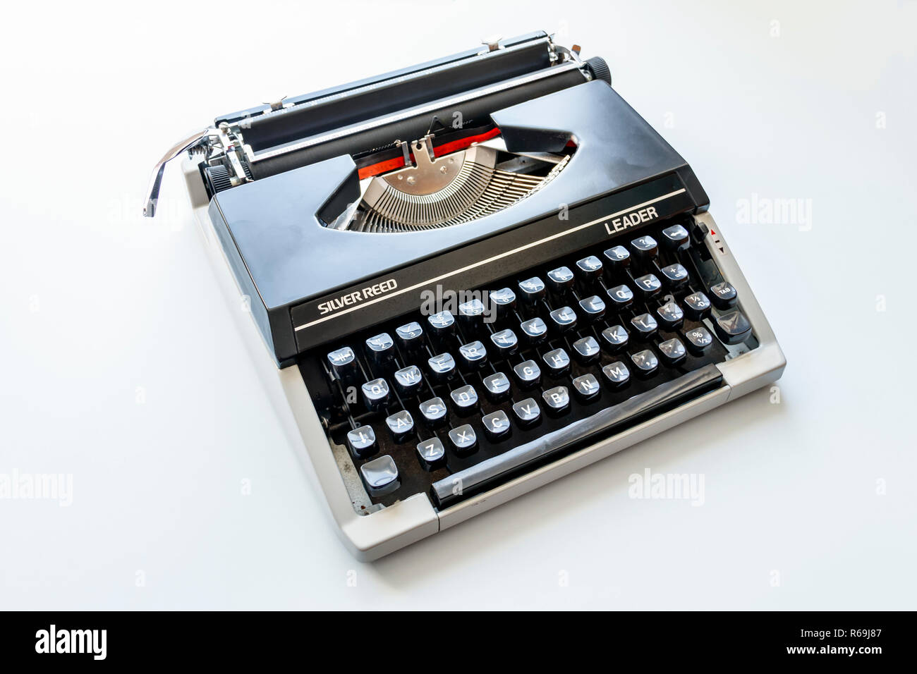 1980 líder Silver Reed Vintage máquina de escribir manual sobre un fondo  blanco Fotografía de stock - Alamy