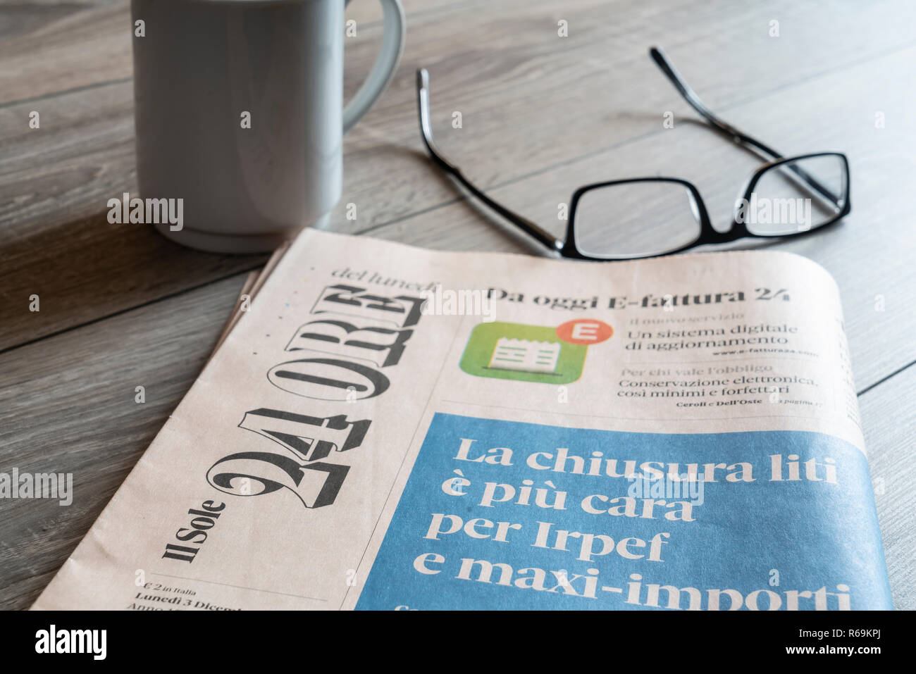 Il Sole 24 ore el periódico italiano sobre la mesa Foto de stock