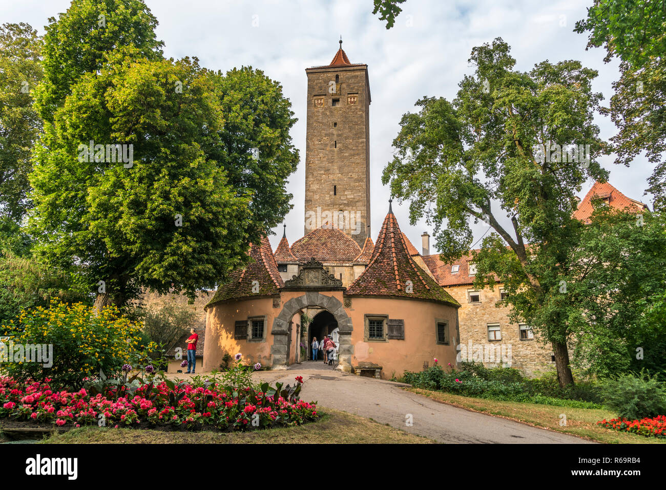 Puerta de castillo del siglo XII, en Rothenburg ob der Tauber, Baviera, Alemania Foto de stock