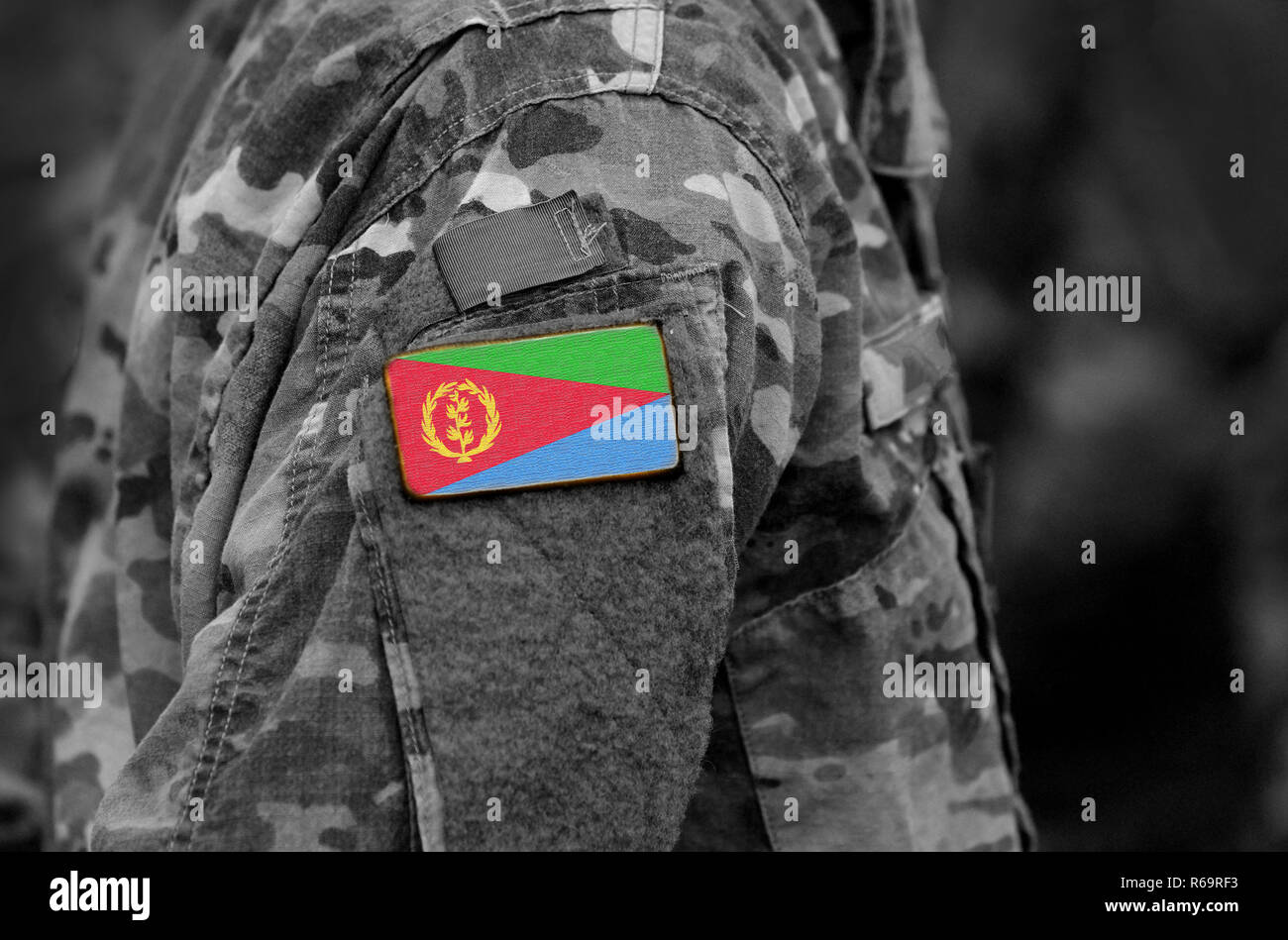 Bandera de Eritrea contra soldados del brazo. Ejército, tropas, militares, África (collage). Foto de stock