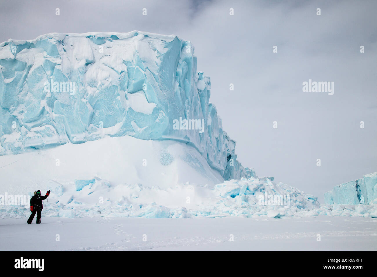 Iceberg, persona en ropa ártica congelada permanente fiordo, la Isla de  Baffin, Davis costa recta, Nunavut, Canadá Fotografía de stock - Alamy