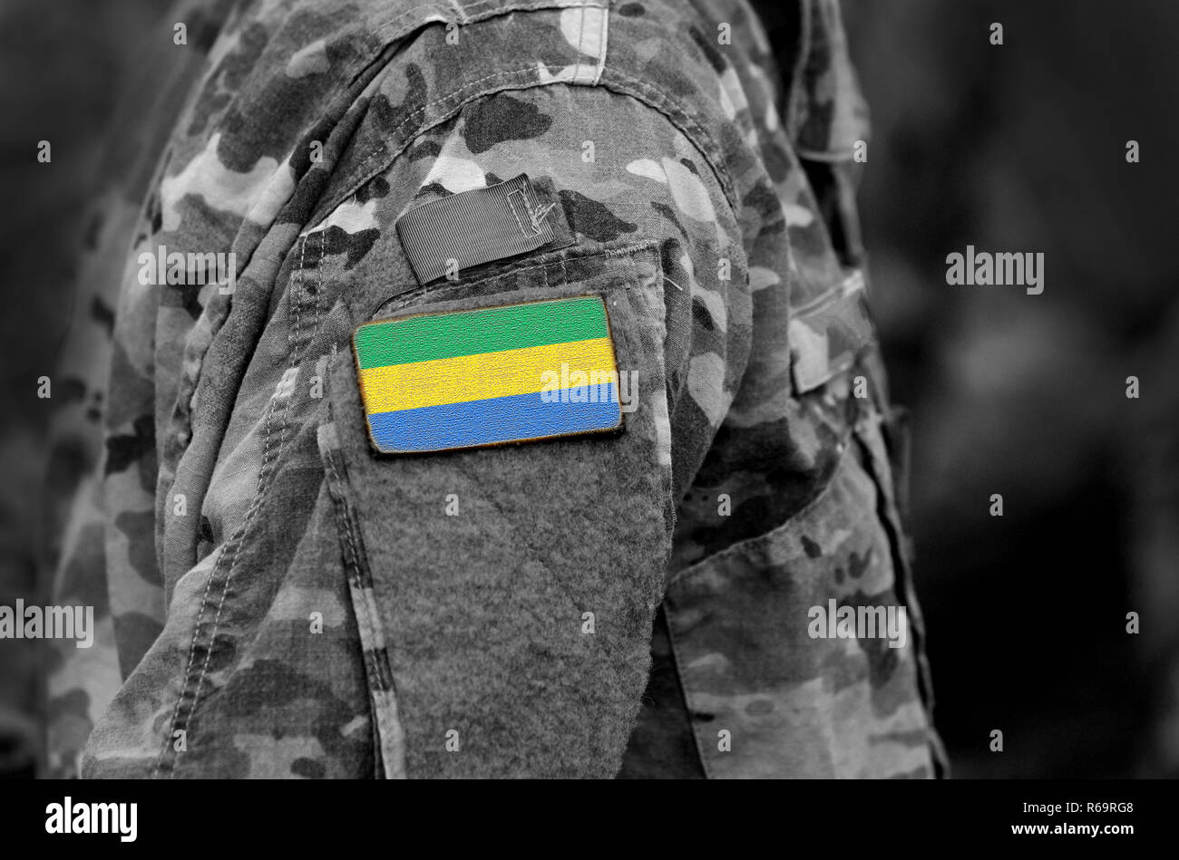 Bandera de Gabón en soldados del brazo. República Gabonesa bandera en uniforme militar. Ejército, tropas, militares, África (collage). Foto de stock