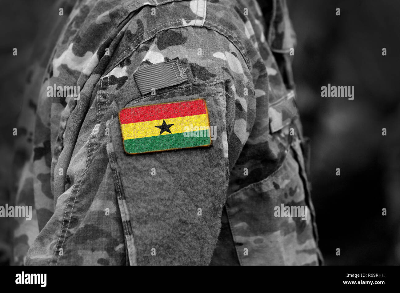 Bandera de Ghana en soldados del brazo. Ghana bandera en uniforme militar. Ejército, tropas, militares, África (collage). Foto de stock