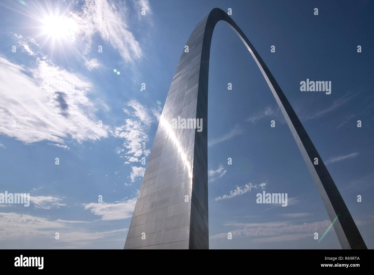 Landmark El Arco Gateway, Puerta de entrada hacia el oeste, en el centro de la ciudad, Saint Louis, Missouri, EE.UU. Foto de stock