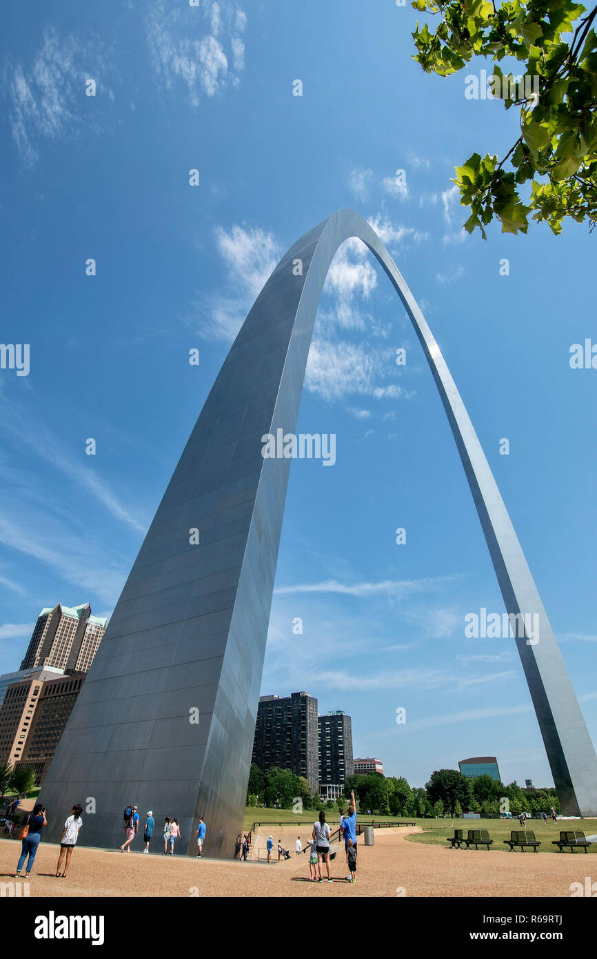 Landmark El Arco Gateway, Puerta de entrada hacia el oeste, en el centro de la ciudad, Saint Louis, Missouri, EE.UU. Foto de stock