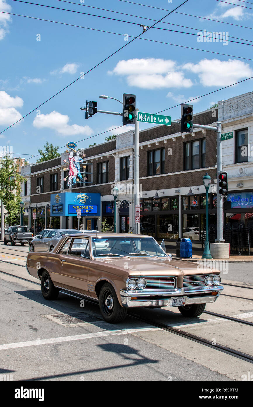 Pontiac coche clásico en Delmar Boulevard, en frente del restaurante y club de música Blueberry Hill, Delmar Loop, St. Louis Foto de stock