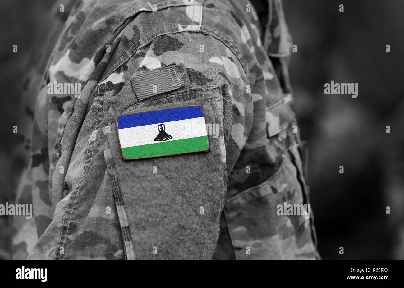 Bandera de Lesotho por soldados del brazo. Lesotho bandera en uniforme militar. Ejército, tropas, militares, África (collage). Foto de stock