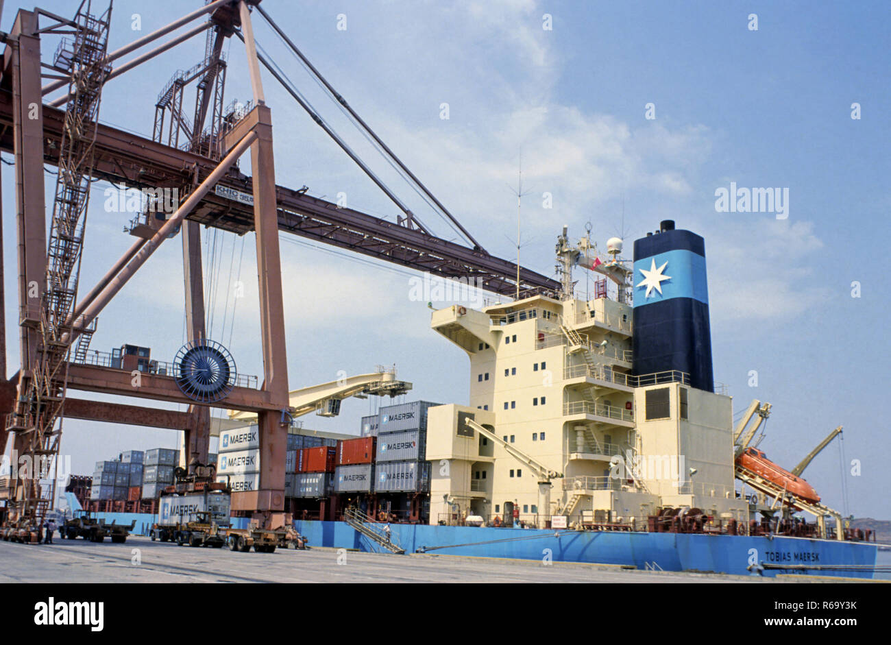 Barco contenedor de carga, puerto de Jawaharlal Nehru, JNPT, puerto de Nhava  Sheva, Nhava Sheva, Bombay, Bombay, Navi Mumbai, Maharashtra, India, Asia  Fotografía de stock - Alamy