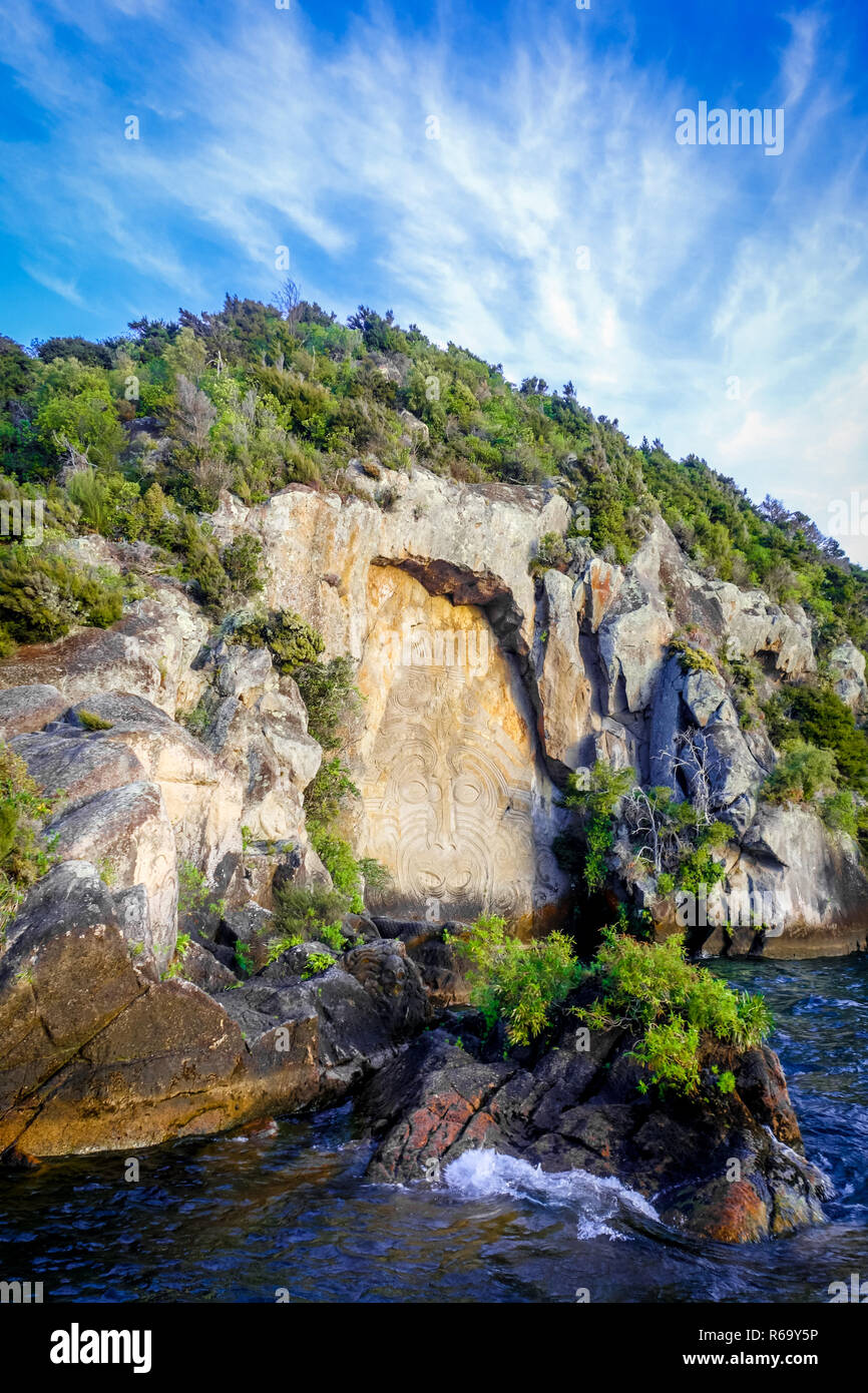 Los maoríes las tallas de piedra, el Lago Taupo, Nueva Zelandia Foto de stock