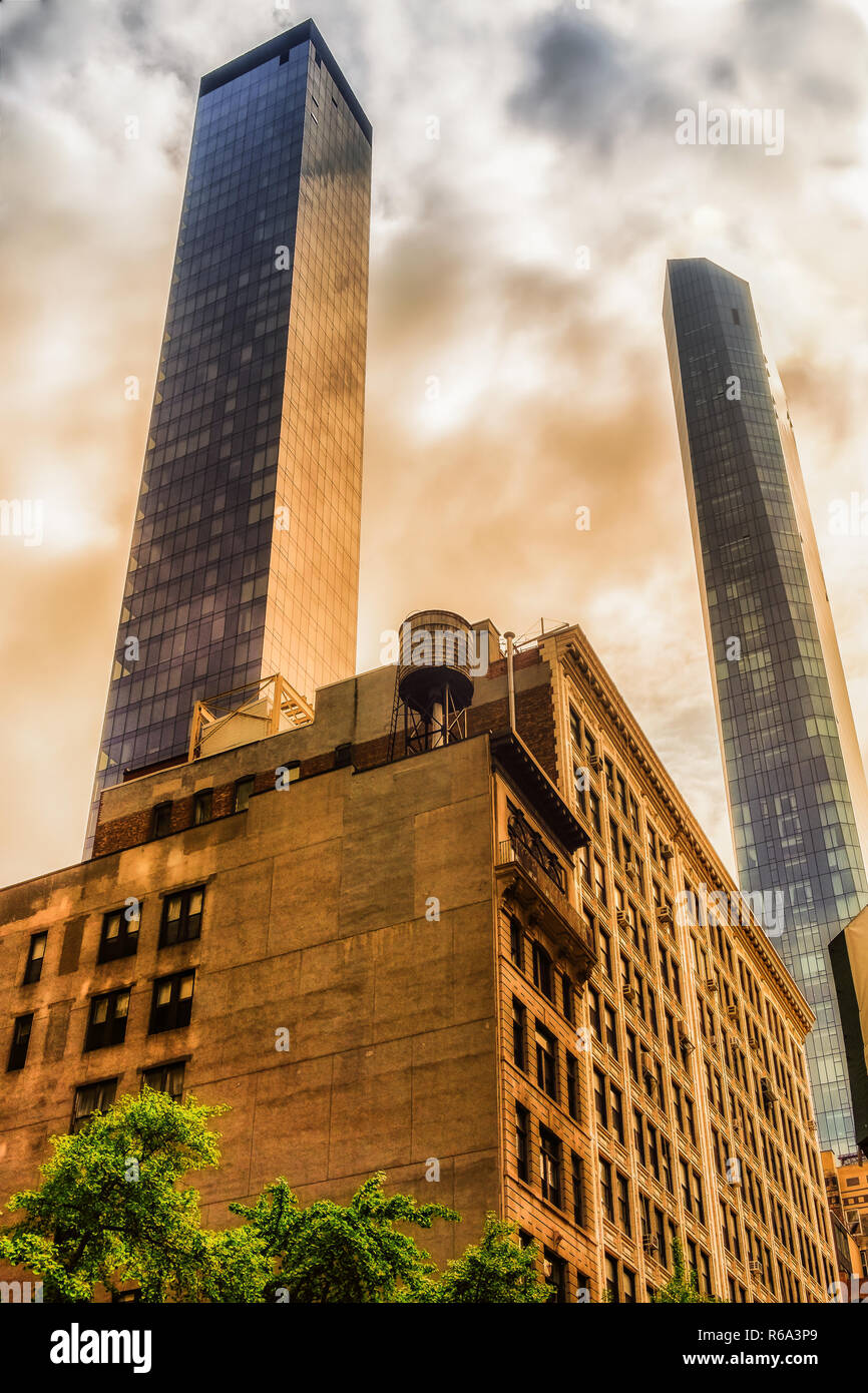 La Ciudad de Nueva York, EE.UU., mayo de 2018, los edificios en el distrito de Flatiron disparado desde la calle, Manhattan Foto de stock