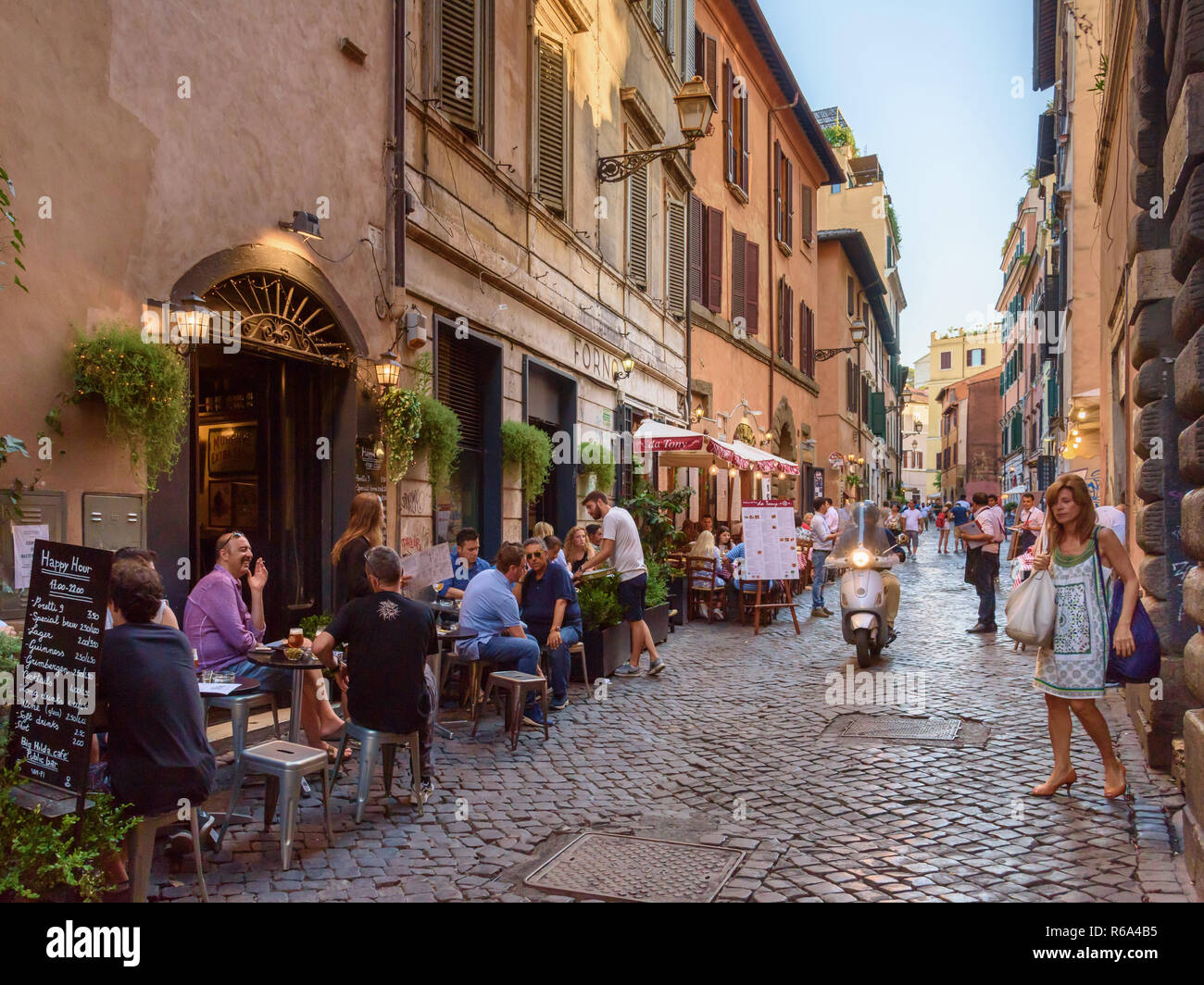 Escena callejera en Trastevere, Roma, Italia Foto de stock