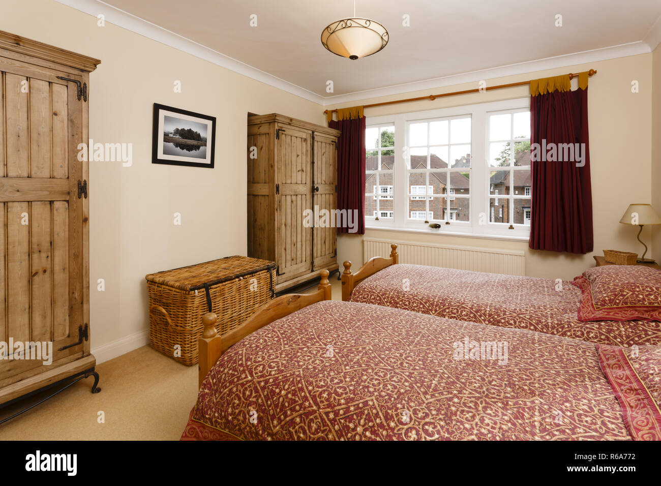 Dormitorio con muebles de madera, incluyendo armarios antiguos de pino Foto de stock