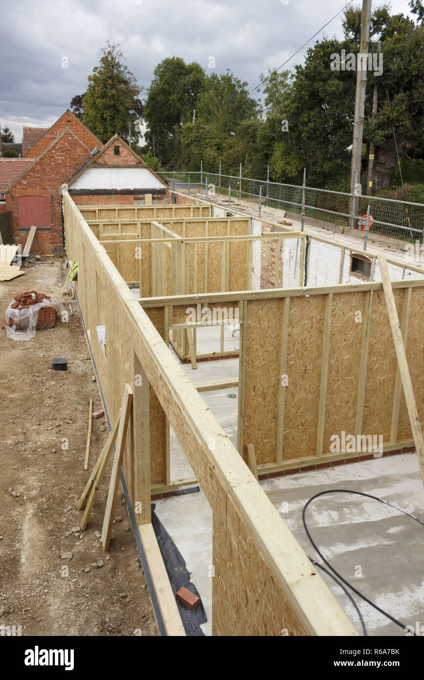 Vista aérea de una casa en construcción de marcos de madera con paneles OSB Foto de stock