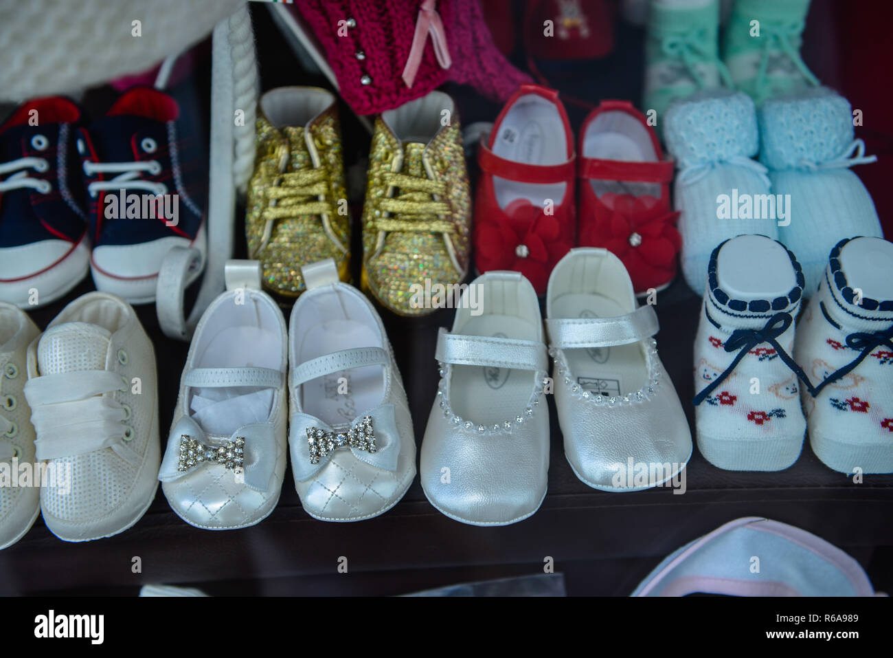 Los zapatos para niños, negocios, isla ischia, Italia, Geschaeft Kinderschuhe Insel, Ischia, Italien Foto de stock