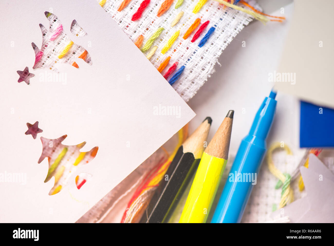 Taller Creativo Para Ninos Colores Nitidos Marcadores Lapices Para Dibujar En La Mesa Bordados Con Tela Bordada A Mano Elementos Coloristas El Aprendizaje De Los Ninos Fotografia De Stock Alamy Generalmente, cuando vamos a bordar, nos encontramos con que necesitamos transferir un dibujo a la tela para que sus líneas nos sirvan de guía. https www alamy es taller creativo para ninos colores nitidos marcadores lapices para dibujar en la mesa bordados con tela bordada a mano elementos coloristas el aprendizaje de los ninos image227650730 html
