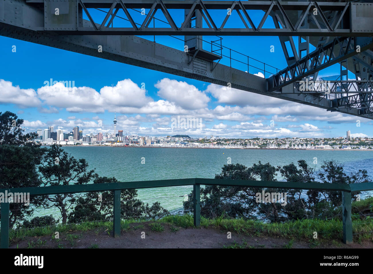 Auckland Harbour Bridge, con skyline,Nueva Zelanda,el norte de la isla Foto de stock