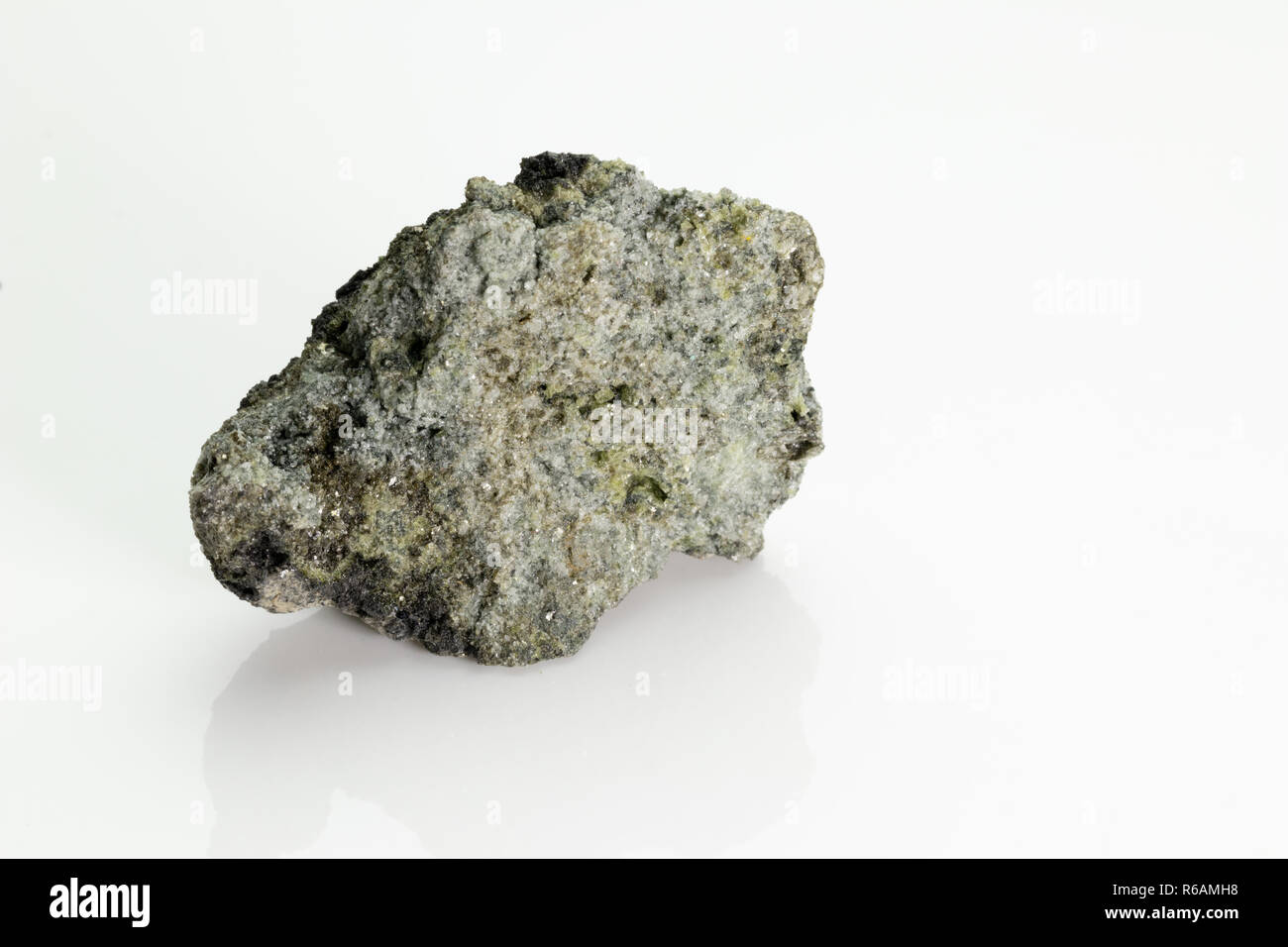 El olivino es un silicato de magnesio hierro mineral, desde del volcán  Vesubio, aislado en un fondo blanco, Nápoles, Italia Fotografía de stock -  Alamy