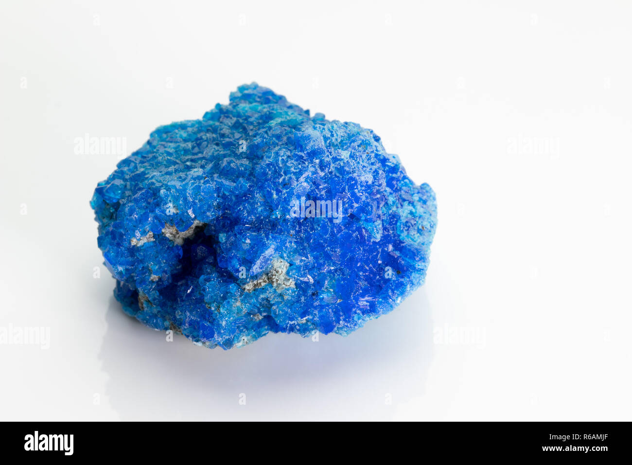 Covelita (covelline): azul raro mineral de sulfuro de cobre con la fórmula de CuS, procedentes del volcán Vesubio, aislado en un fondo blanco, Nápoles, Italia Foto de stock