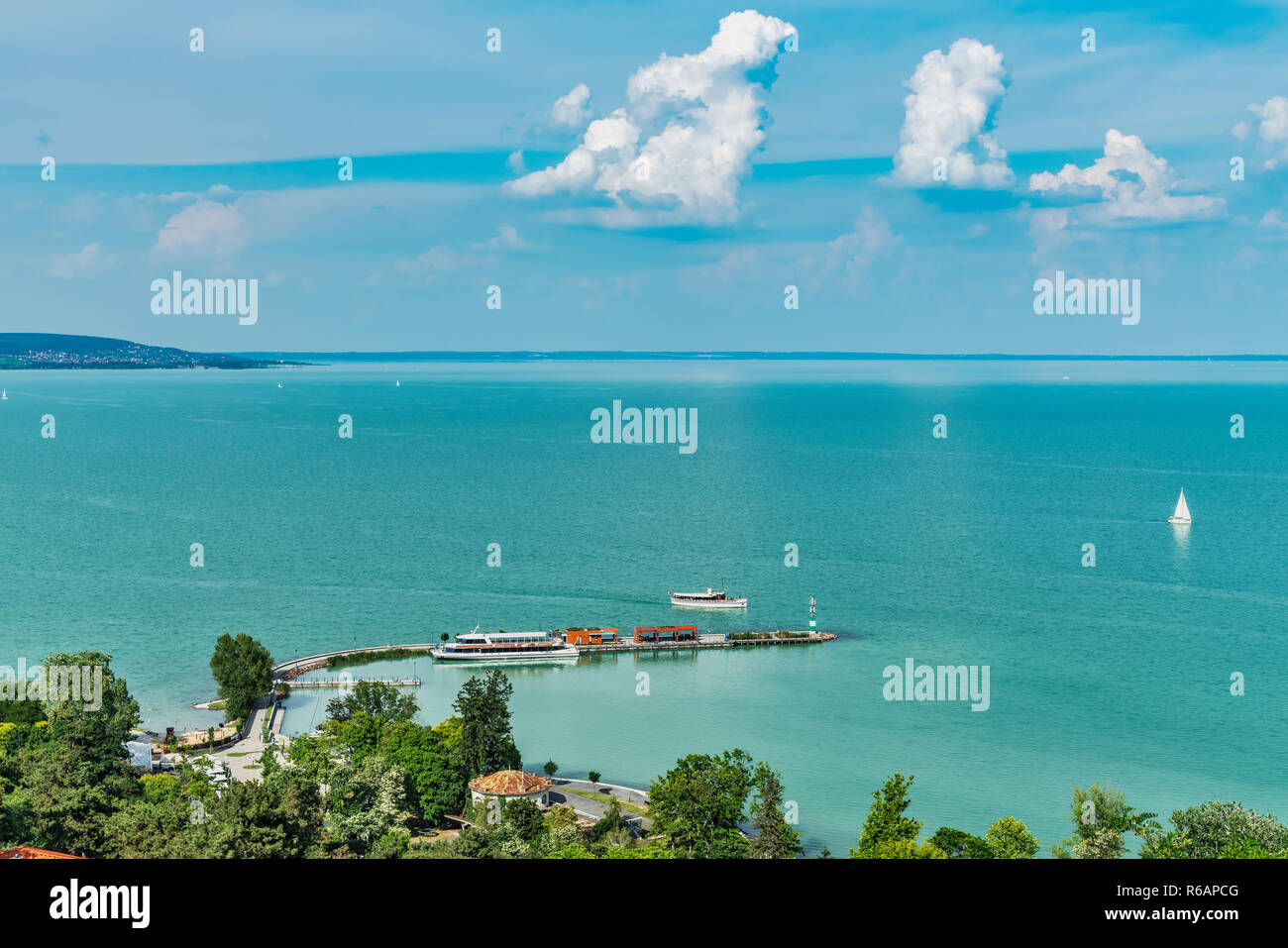 Vista de Tihany sobre el lago Balaton y el puerto, Tihany Veszprem, condado, Transdanubia Central, Hungría, Europa Foto de stock