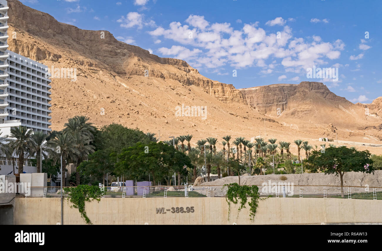 Una vista de las montañas al oeste del Mar Muerto yam hamelah con un complejo hotelero y elevación marcador en primer plano Foto de stock