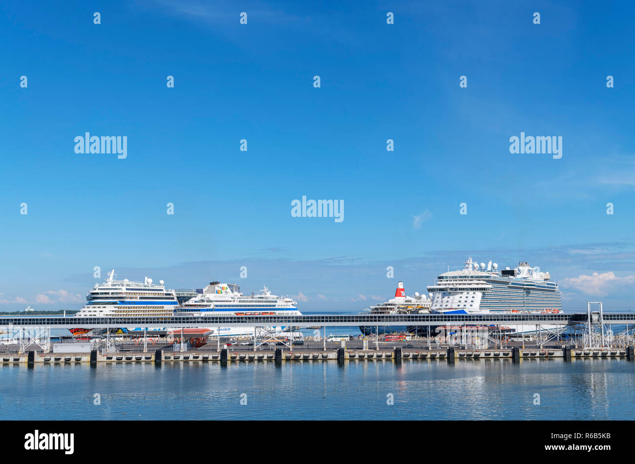 Los cruceros en el puerto de Tallin, Estonia Foto de stock