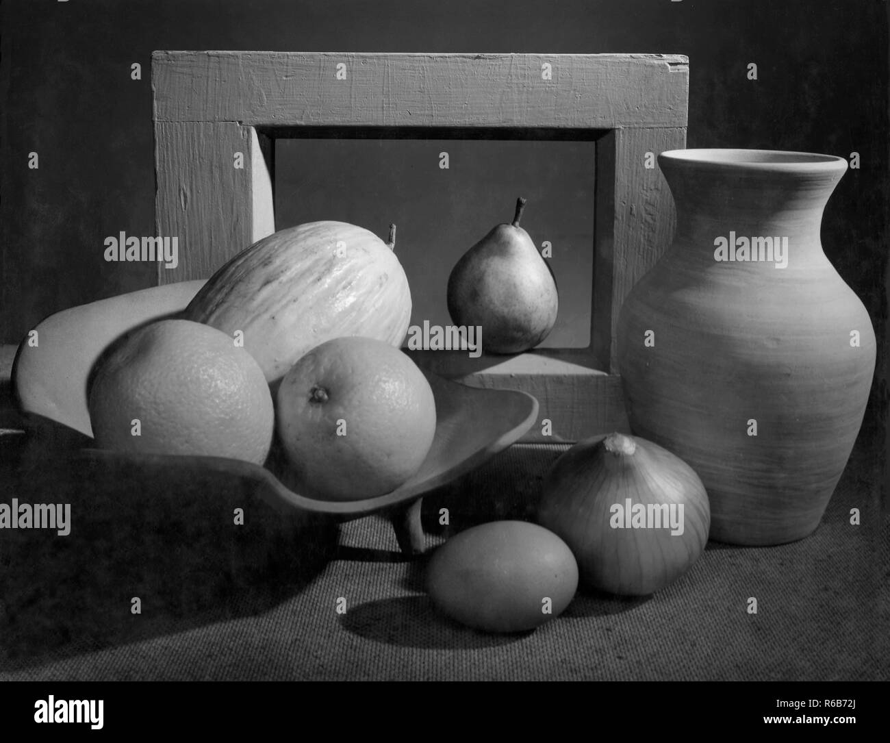 Imagen de naturaleza muerta de frutas Imágenes de stock en blanco y negro -  Alamy
