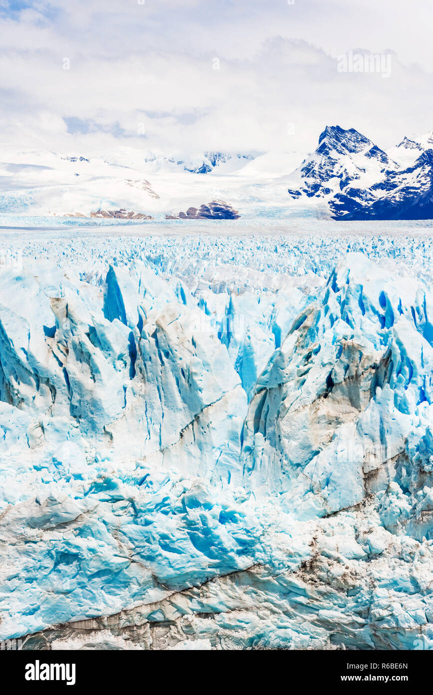 Vista Del Glaciar Perito Moreno Patagonia Argentina Vertical Con El Enfoque Selectivo Fotografia De Stock Alamy Vista Del Glaciar Perito Moreno Patagonia Argentina Vertical Con El Enfoque Selectivo Fotografia De Stock Alamy