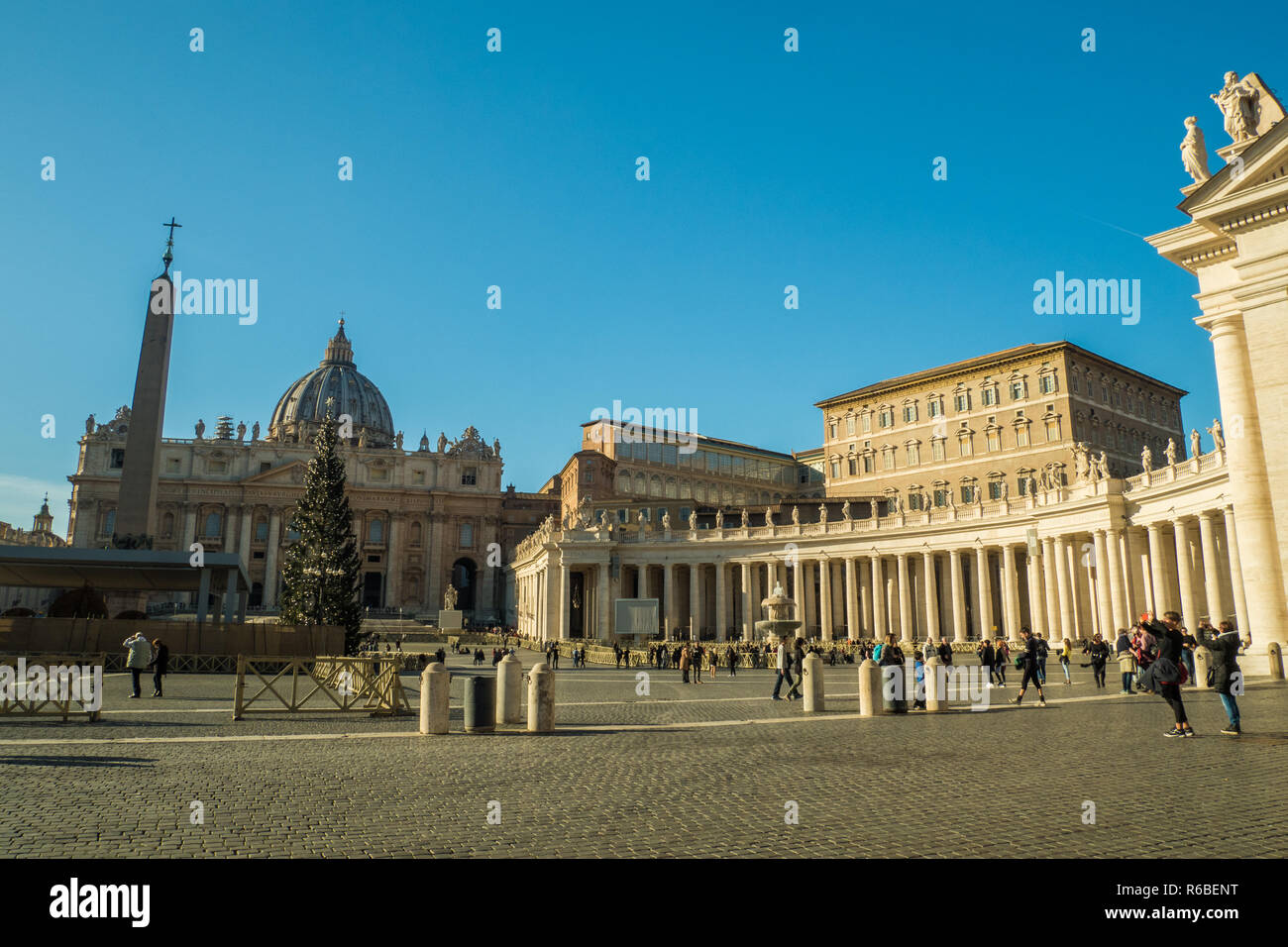 La Plaza de San Pedro en el tiempo de Navidad en la Basílica de San Pedro, Ciudad del Vaticano, el enclave papal en Roma, Italia. Foto de stock