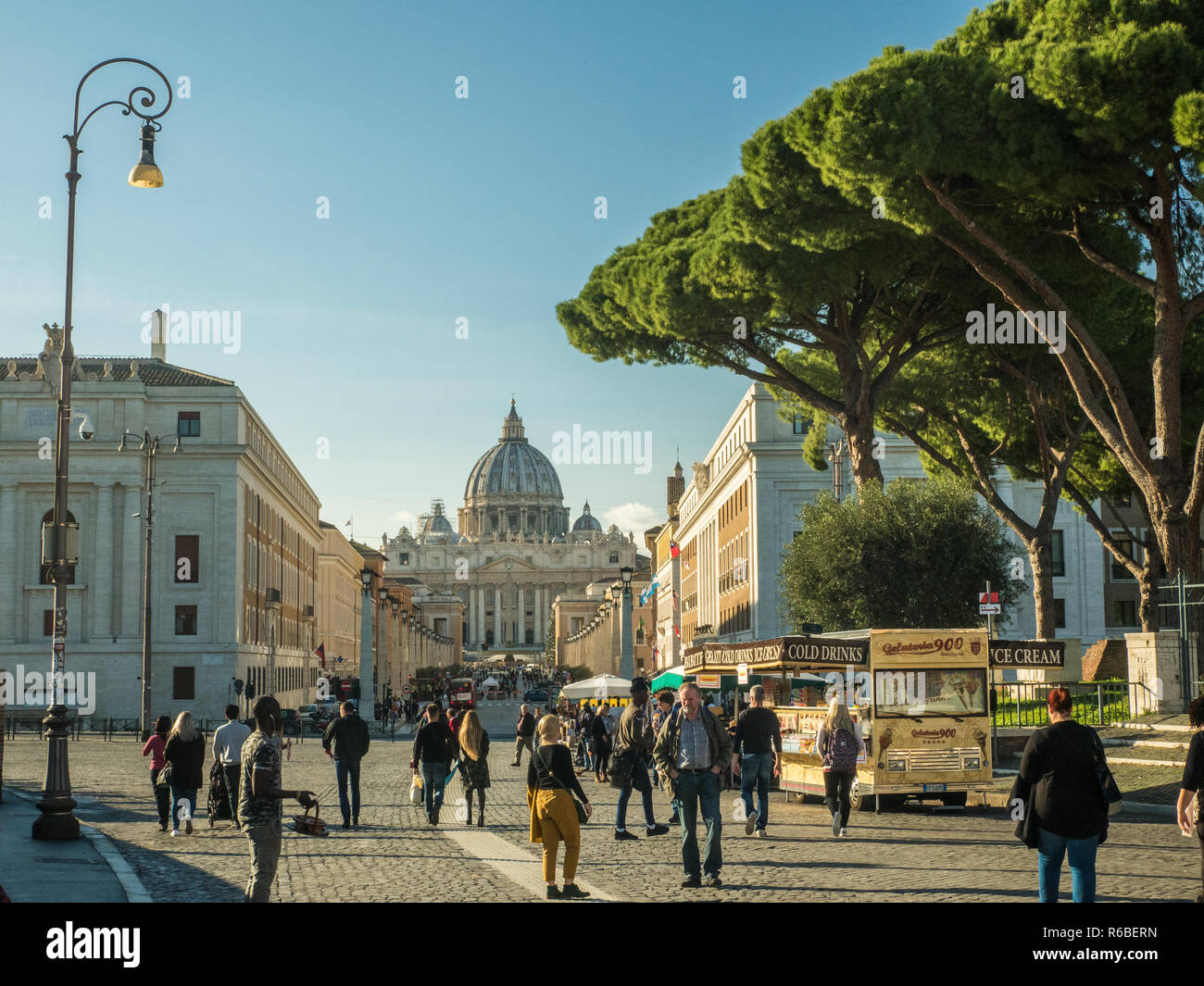 Mirando hacia la Basílica de San Pedro en el Vaticano, el enclave papal en Roma, Italia. El tiempo de Navidad. Foto de stock